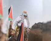 فيديو: مسّن فلسطيني يلفت الانظار بهتافاته خلال مسيرة تضامنية